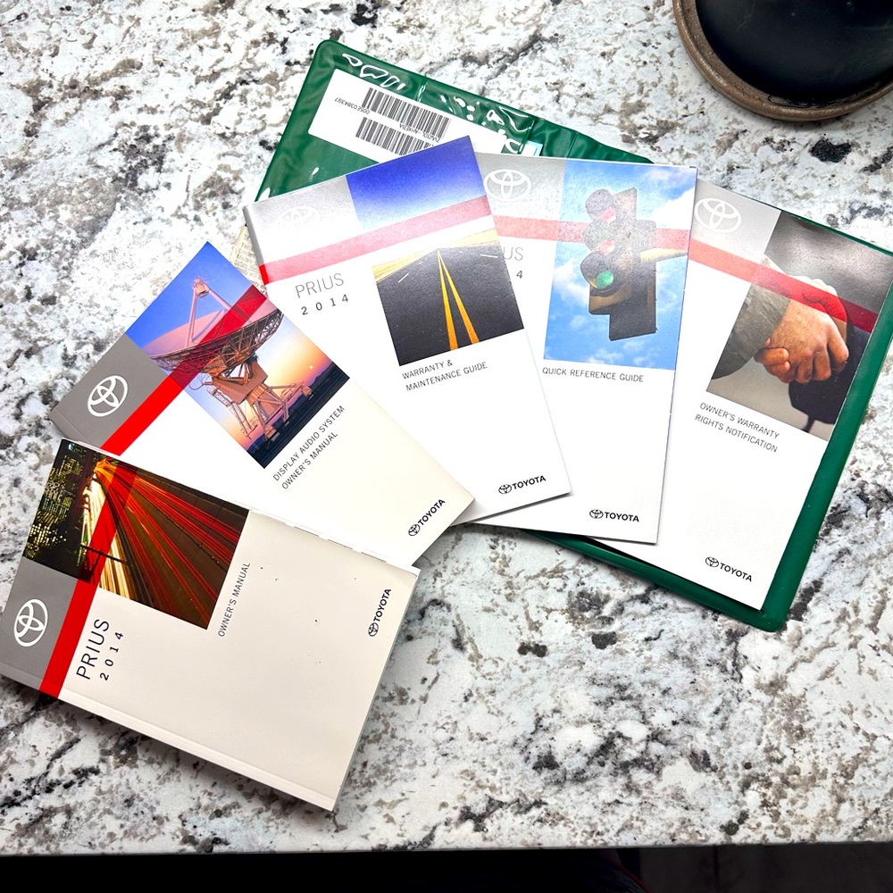 2014 Toyota Prius Owners Manual Set of 5 and Protective Case for Glovebox